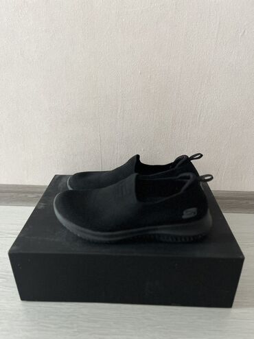 высокие слипоны женские: Кроссовкалар, 38, Skechers, Колдонулган, түсү - Кара, Өзү алып кетүү, Акылуу жеткирүү