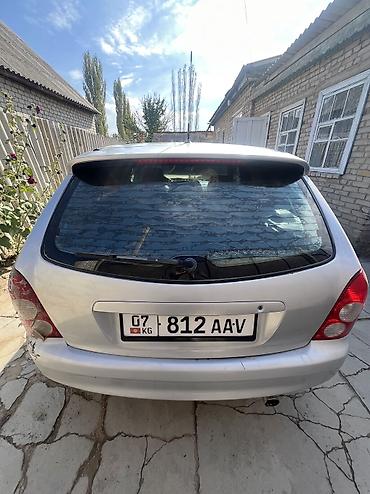 Другие автомобили: Серебристый универсал, 5‑дверный. Основные особенности: - Кузов — 4