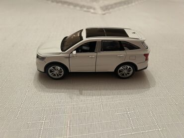 Avtomobil modelləri: Miniatür modell avtomobil – KIA Sorento - Miqyas: təxmini 1:36–1:43 — 8