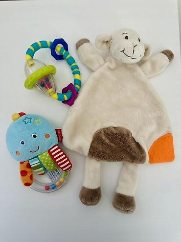 plisani: Set igračaka za bebe – zvečke i mazilica Set uljučuje: C&A — 1