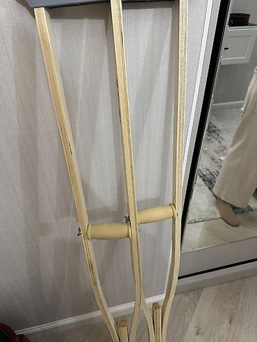 Подмышечные костыли деревянные, пара. - Материал: берёзовая