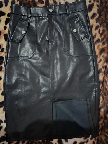 черные женские юбки: M razmer 
Deri yubka 
geyinilməyib 
15 manata satılır