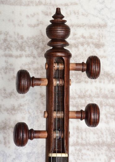 Kamança: Kamança xalq çalğı aləti. Çox dəyərlidir. Üstündə çexol, əlavə simlər -da lalafo.az — 4 Kamança: Kamança xalq çalğı aləti. Çox dəyərlidir. Üstündə çexol, əlavə simlər — 4