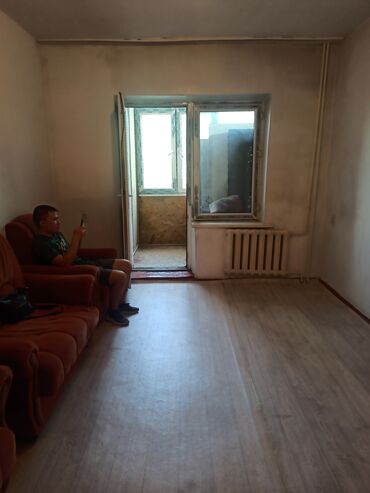 8 мкр квартиры: 1 комната, Собственник, Без подселения, С мебелью частично