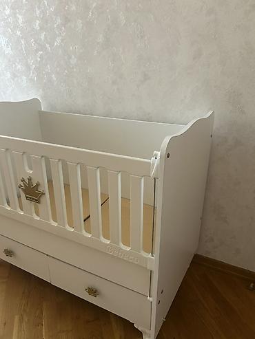 saatlar type 1: Bebeco markasından uşaq beşiyi - Rəng: ağ, qızılı tac dekorları ilə - — 3