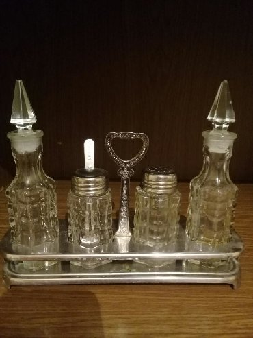 demir qapi islenmis: 50 ci iillerin naboru qedmidi. Birinin bawinda balaca qopugu var