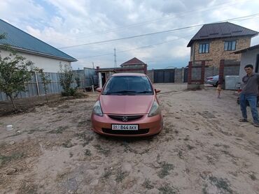 самые дешёвые машина: Автомобиль Honda Fit с кузовом хэтчбек, окрашенный в светло-коричневый
