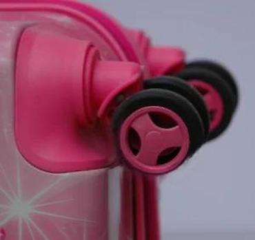 passage kaputi: Dečiji kofer u roze boji sa motivom Barbie lutke i dva psa. Izrađen je — 10