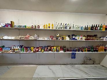 Оборудование для магазинов: Vitrin polka üzünü 2metruzunu 10 m cemidi .demirleri ve qollarında — 1