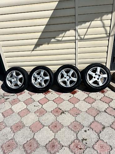 q 7: Комплект из 4 легкосплавных дисков Honda фит с шинами. Размер 14 — 1