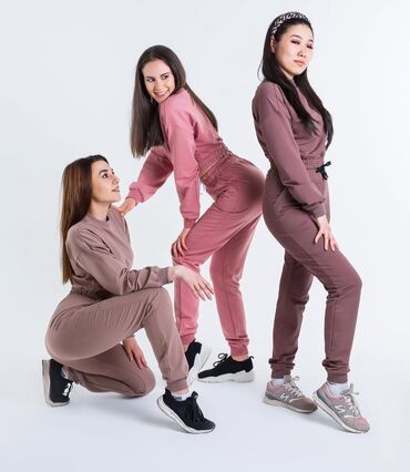 спортивный костюм на девочку: Женский спортивный костюм из двух частей, состоящий из укороченного