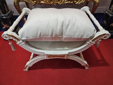dimenzije barskih stolica: Damske markize u pozlati brokat mebl i beli pliṣ̌. Dimenzije