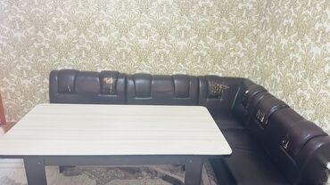 учебный столик: Кухонный уголок с большим обеденным столом. - Уголок Г‑образной