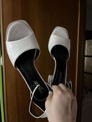 женские сандали: Туфли на устойчивом каблуке. размер 39-40. идеально будут на 40. не