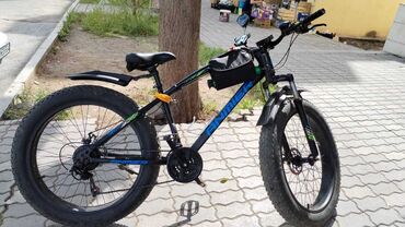 sport time velosiped: Qara rəngli, qalın təkərli dağ velosipedi. Ön və arxa təkərlərində