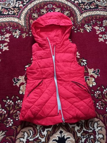 qaqa geyimi: Qırmızı rəngli kapüşonlu, yüngül vatkalı quilted jilet. - Brend: You