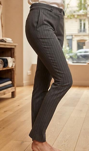 zensku: Elegantne ženske pantalone na pruge - Kroj: uske, ravne nogavice — 1