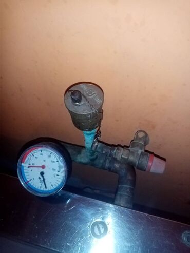 Oprema za grejanje: Ostalo od grejanja, pumpa, boca, cevi radijatori, kolena, manometar — 6