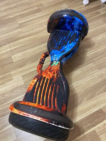Giroskuterlər: Hoverboard, istifadəçinin ayaq hərəkətləri ilə idarə olunan, özünü