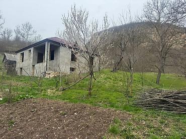 Bağ evlərinin satışı: 🏠 Köhnə ev (tam hazır): 	•	3 otaqlı 	•	2 geniş balkon 	•	Mətbəx, hamam — 2