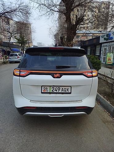 Другие автомобили: Электромобиль кроссовер (7 мест, судя по габаритам) в белом цвете — 3