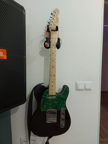 гитарный кабель: Электрогитара Squier Telecaster с черным корпусом и зеленым пикгардом