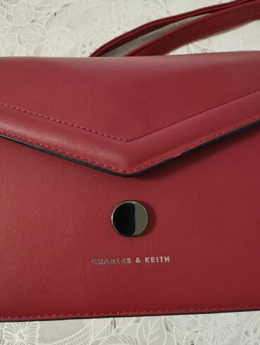 Çantalar: Çiyin çantası, Charles & Keith, Yeni