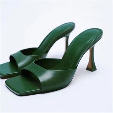 Босоножки, сандалии, шлепанцы: Продаются мюли шлепки . Красивого зеленого оттенка. Размер 37-38