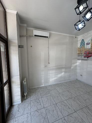 Аренда помещений свободного назначения: Сдаётся в долгосрочную аренду коммерческое помещение, в жилом — 1