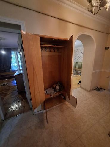 Daxili asılqanlı taxta dəhliz şkafı. - Material: təbii taxta örtüklü