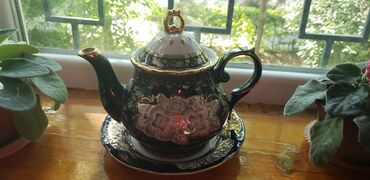 Чайники: Подарочный фарфоровый заварочный чайник с блюдом