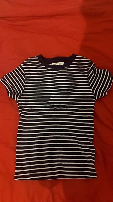 pull and bear: Qara-ağ üfüqi zolaqlı qısaqoll köynək - Model: klassik kruq yaxa — 1