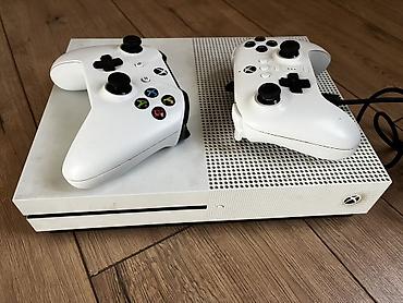xbox one fat: Xbox One S (белая) + 2 геймпада Память: 1 терабайт Торг возможен 🤝🏻 - — 2