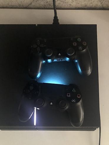 playstationlar: PlayStation 4 (PS4) oyun konsolu - Model: PS4 (orijinal şassi), ön — 2