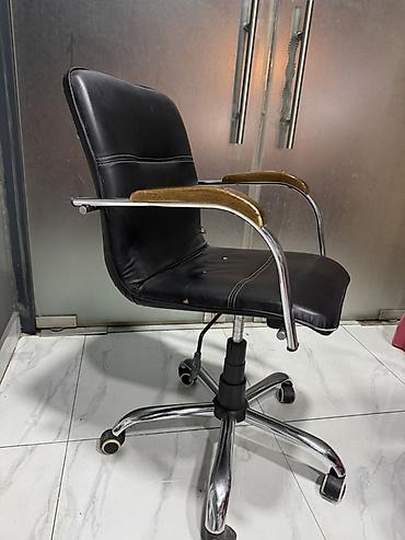 ofis: Ofis kresloları – 2 model 1) Dəri örtüklü klassik ofis kreslosu - — 2