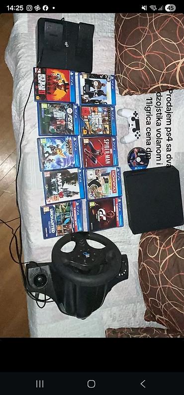 PS4 komplet sa dodatnom opremom i velikim paketom igara. U kompletu