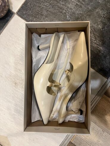 обувь женская большие размеры: Продаю туфли от Charles &keith . Новые состояние идеальное