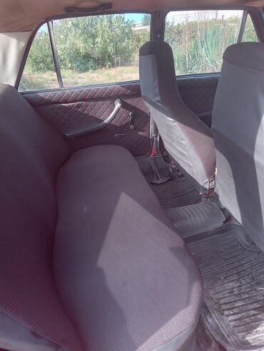 Kia: VAZ 21011, qırmızı sedan Xüsusiyyətlər: - Kuzov: 4 qapılı sedan
