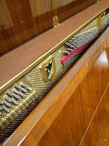mini piano: Petrof markalı akustik pianino. Upright konstruksiyalı modeldir və — 4