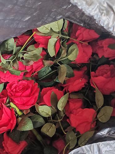 solmaz gülü: 650azne alinib 450azn obtavoy satilir. Ayri-ayri xerclenir. Süni — 2