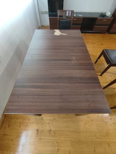 Masa və oturacaq dəstləri: Qonaq otağı üçün masa və oturacaqlar. Şəkildə göründüyü vəziyyətdədir — 1