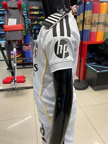 реал: Белая футболка и шорты футбольного клуба «Реал Мадрид» от Adidas. На — 3
