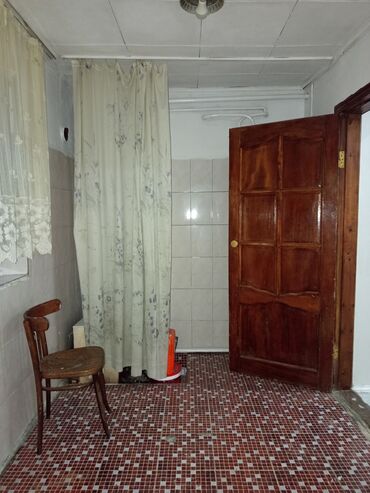 снимать квартиру в бишкеке: 50 кв. м, 3 бөлмө, Сарай, Жертөлө, ороо, Забор, тосулган