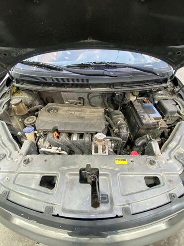 Digər avtomobillər: Boz rəngdə olan bu avtomobil rahat idarəetmə və funksionallıq təklif — 6