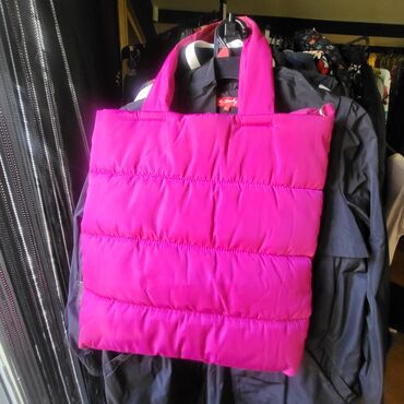 torba i kacketi: STRADIVARIUS, torba, stepana, bez ostecenja, divna ciklama boja!