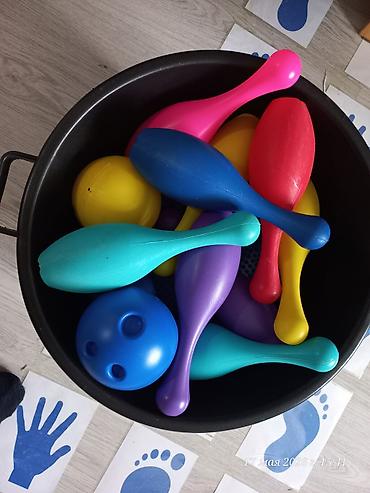 Uşaqlar üçün digər mallar: Uşaq boulinq dəsti – rəngarəng plastik Məzmun: - 10 ədəd rəngli kəgəl — 4