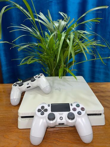 PS4 (Sony PlayStation 4): Продаю play station 4 slim в связи с тем что срочно нужны деньги