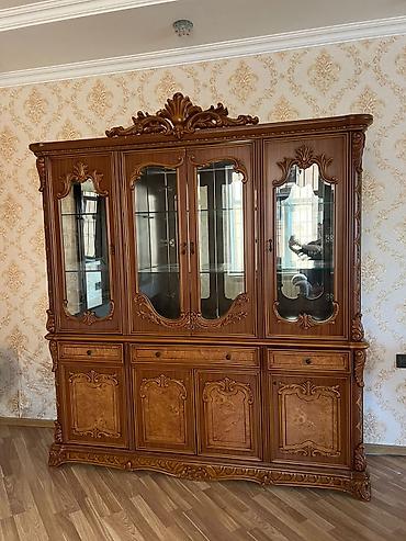 Буфеты: Klassik üslubda vitrin-bufet - Material: massiv ağac və təbii kaplama — 1