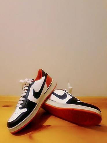 Digər idman və istirahət malları: Ag rengli, qirmizi ve qara detallari olan Nike air idman ayaqqabilari — 2