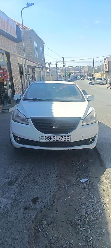 Ağ rəngli sedan avtomobil - Kuzov: 4 qapılı sedan, ağ rəng - Nömrə